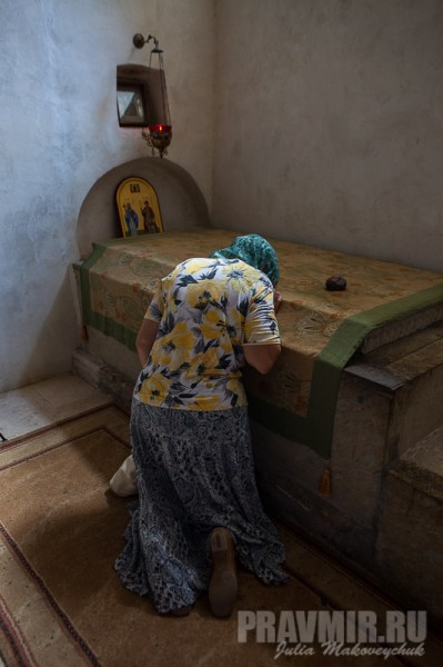 Паломники молятся перед гробницей преподобного Давида в Преображенской церкви